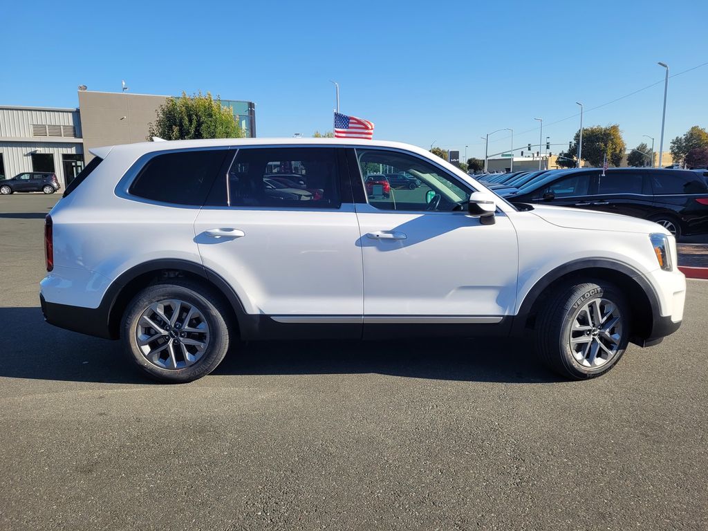 2024 Kia Telluride LX photo 3