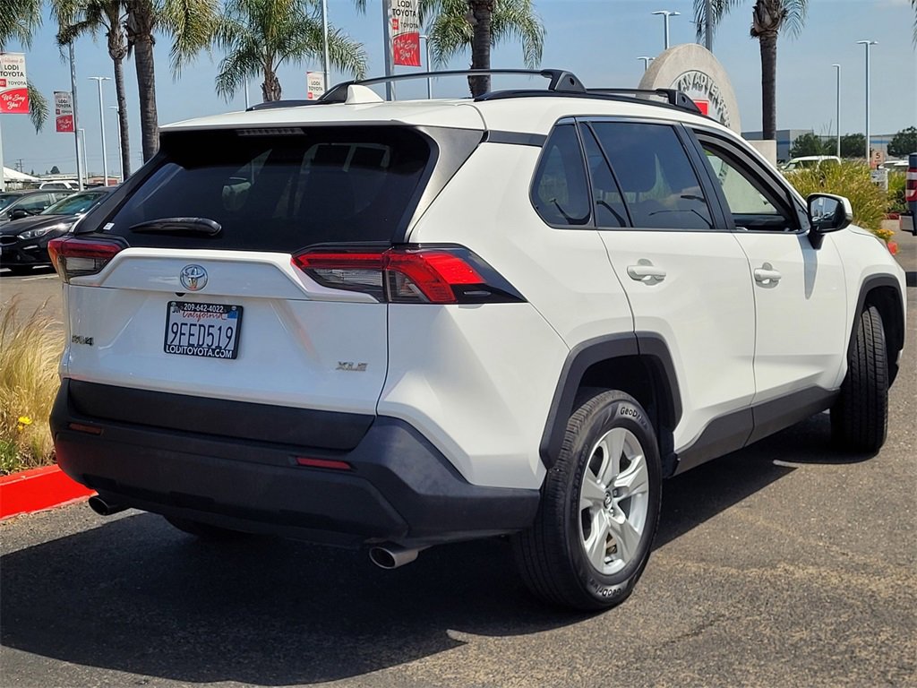 2020 Toyota RAV4 XLE photo 4