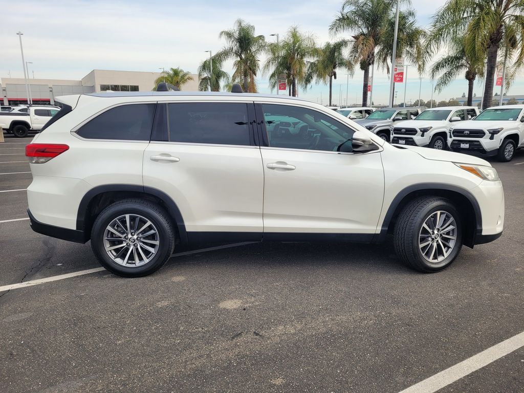 2019 Toyota Highlander XLE photo 2