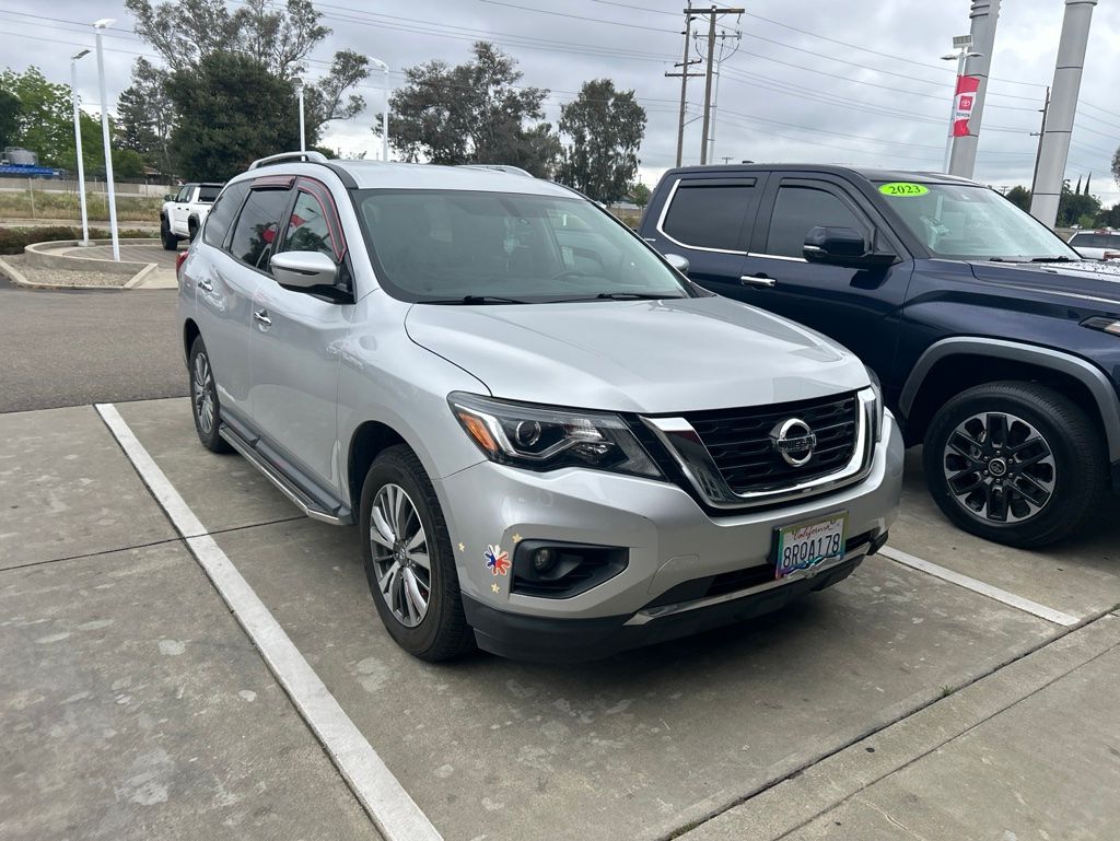 2019 Nissan Pathfinder SV photo 3