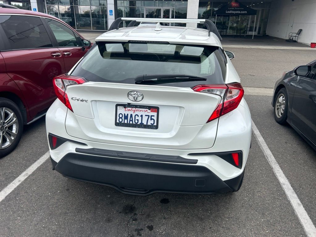 2019 Toyota C-HR LE photo 5