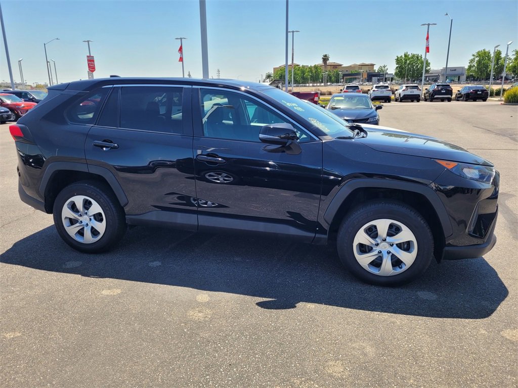 2022 Toyota RAV4 LE photo 4