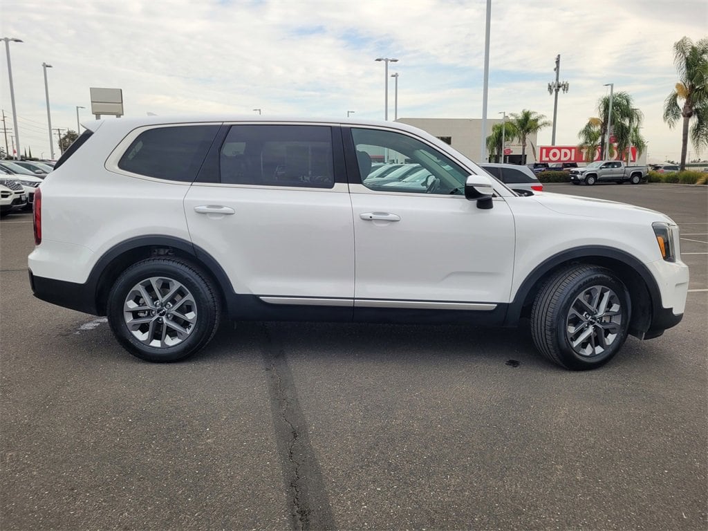 2024 Kia Telluride LX photo 3