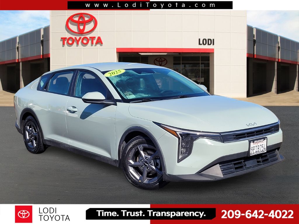 2025 Kia K4 LXS AT's photo