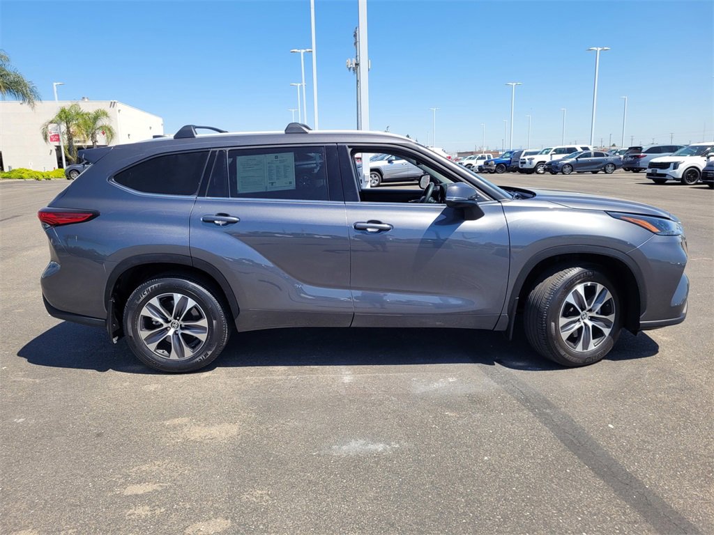 2022 Toyota Highlander XLE photo 3