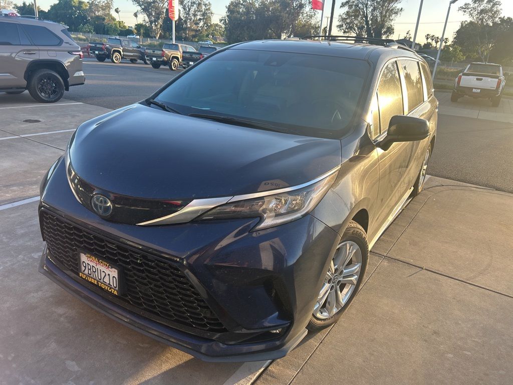 2022 Toyota Sienna XSE 7-Passenger Hybrid AWD's photo