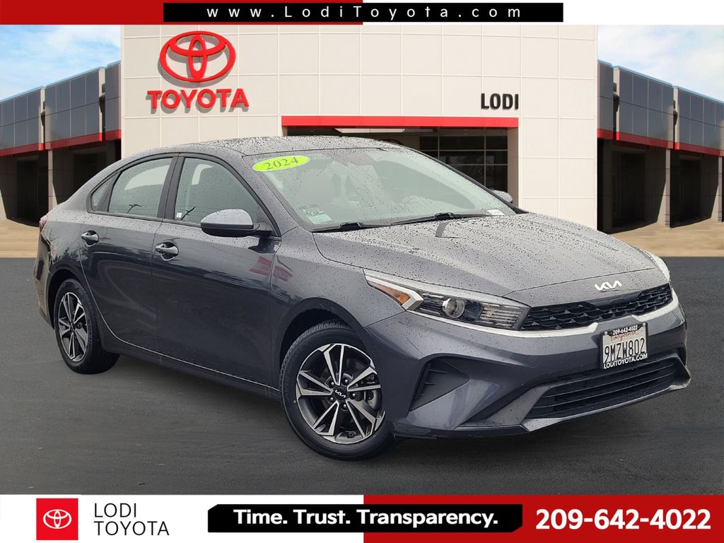 2024 Kia Forte LXS AT's photo