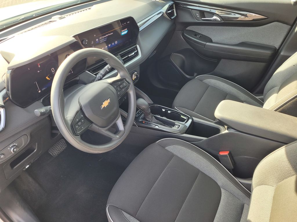 2025 Chevrolet Trailblazer LS photo 3