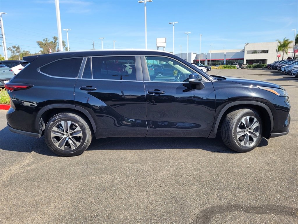 2024 Toyota Highlander XLE photo 3