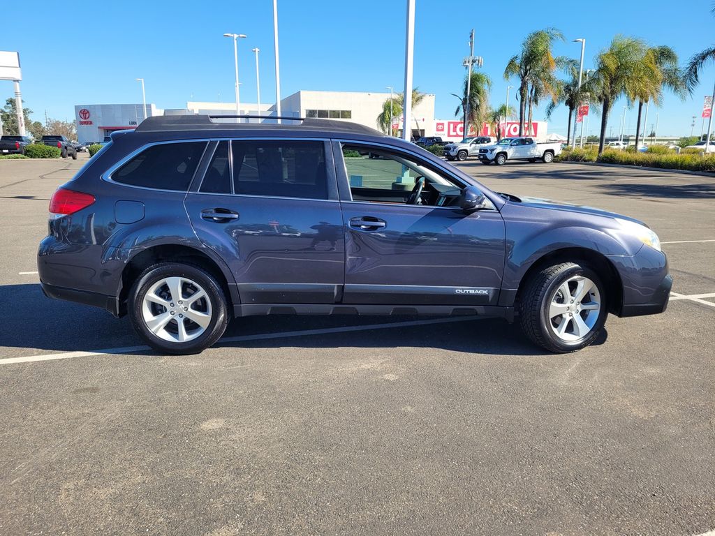 2013 Subaru Outback 2.5i photo 2