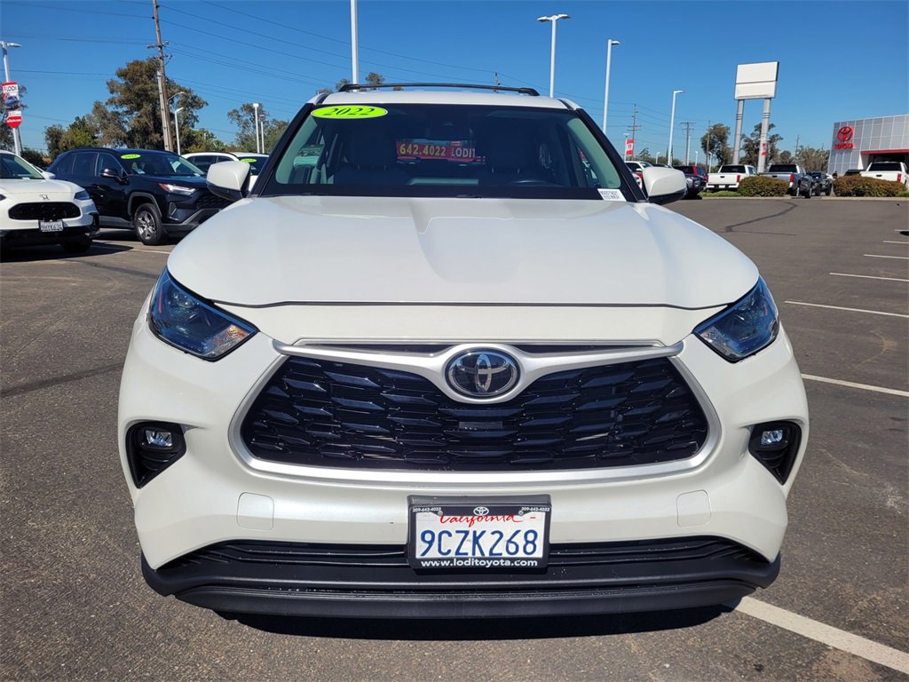 2022 Toyota Highlander LE photo 2