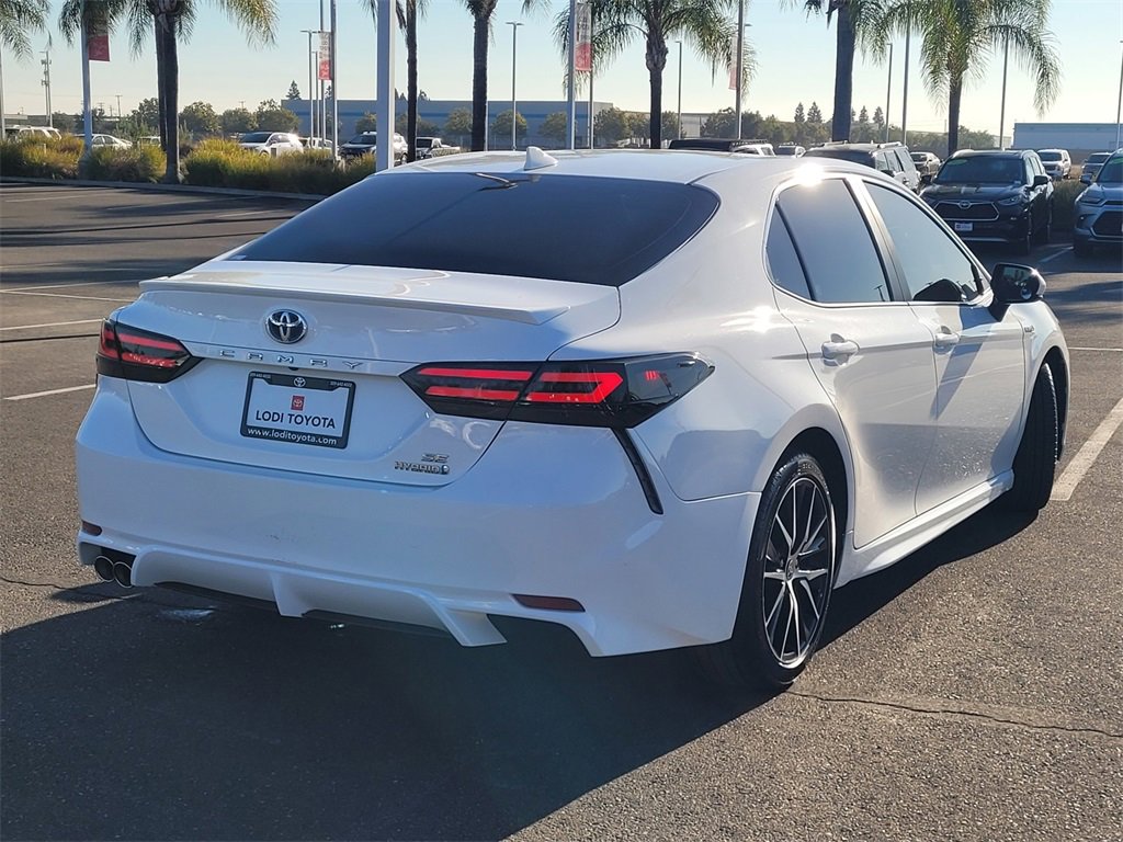 2021 Toyota Camry Hybrid SE photo 4