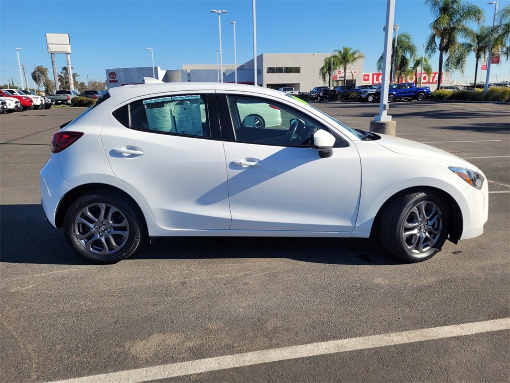 2020 Toyota Yaris XLE photo 2