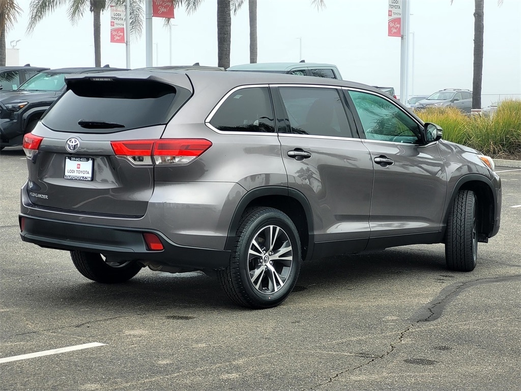 2019 Toyota Highlander LE photo 4