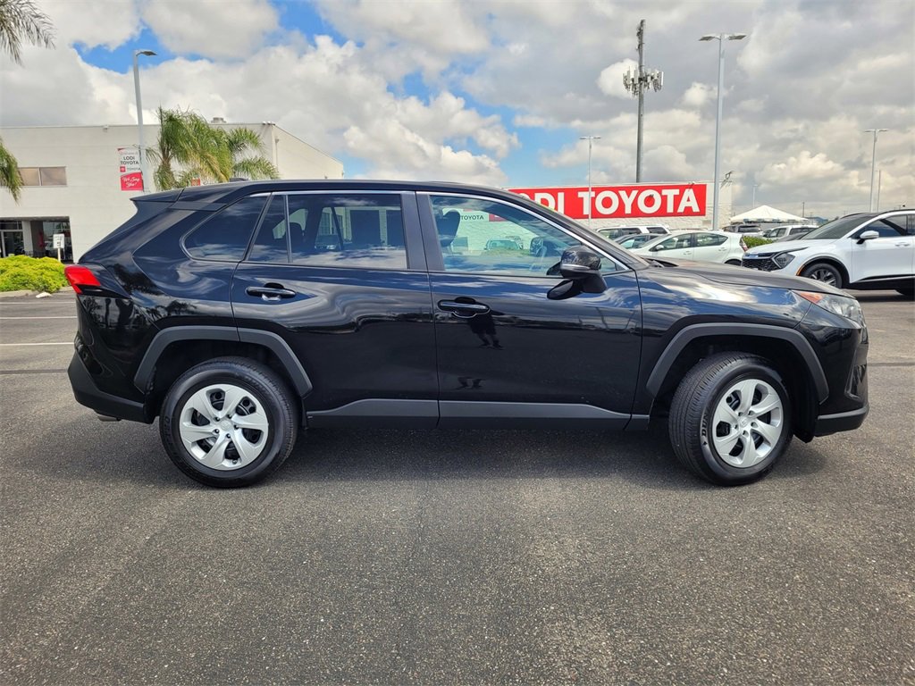2022 Toyota RAV4 LE photo 3