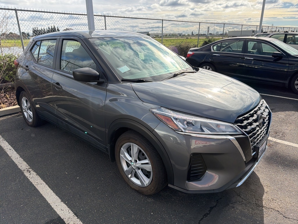 2023 Nissan Kicks S's photo