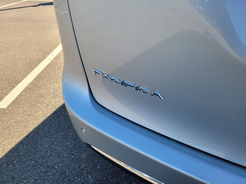 2024 Chrysler Pacifica Touring L photo 5