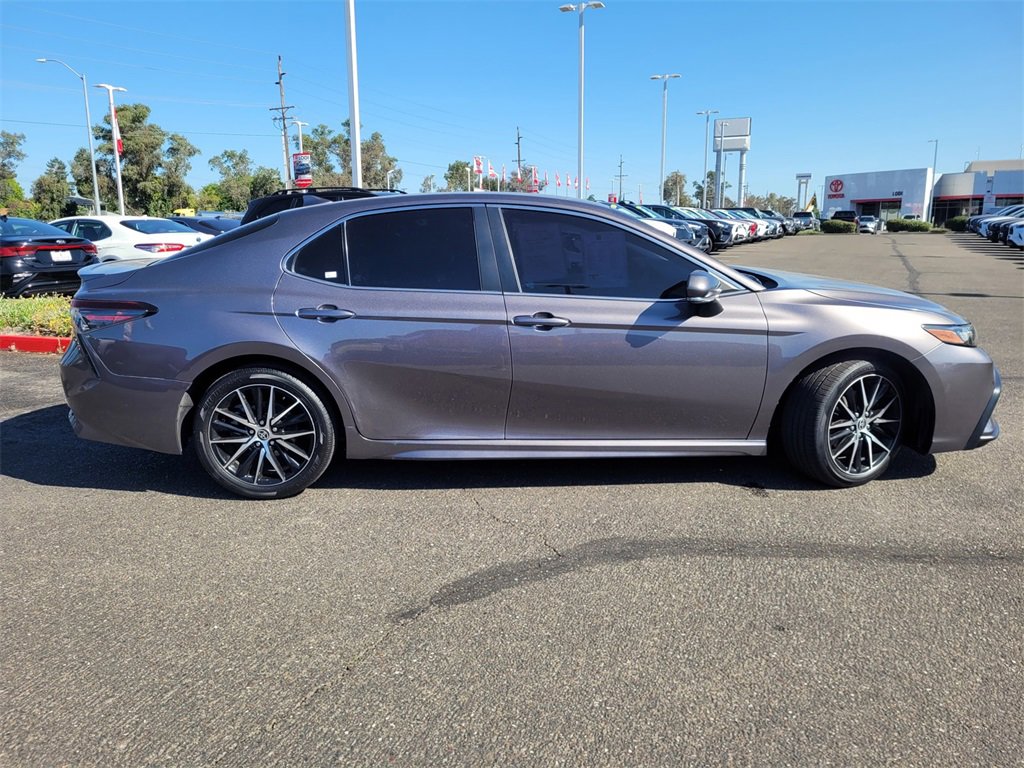 2022 Toyota Camry SE photo 3