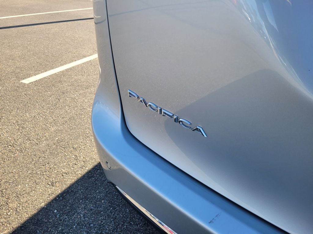 2023 Chrysler Pacifica Hybrid Touring L photo 5