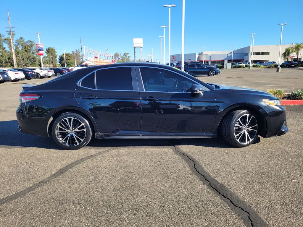 2018 Toyota Camry SE photo 2