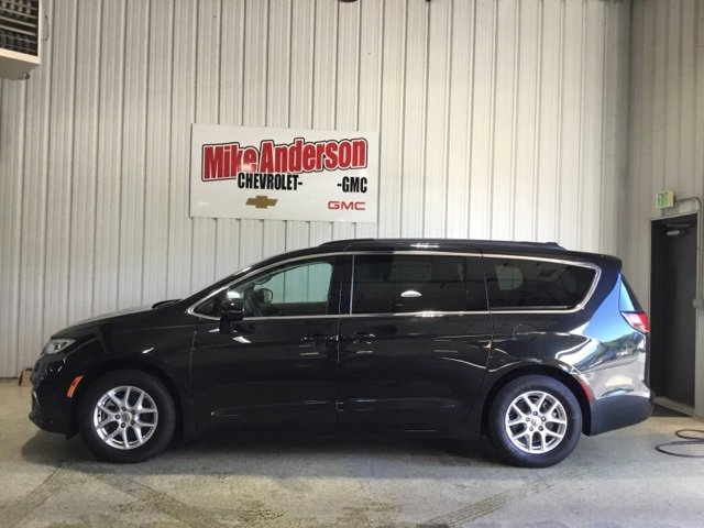 2022 Chrysler Pacifica Touring L photo 2