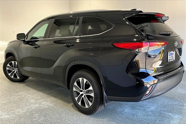 2023 Toyota Highlander XLE photo 2