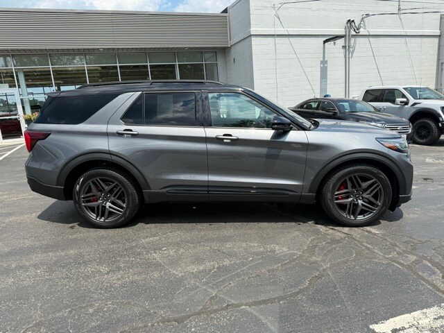 2025 Ford Explorer ST photo 2