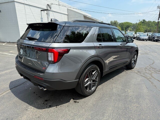 2025 Ford Explorer ST photo 3
