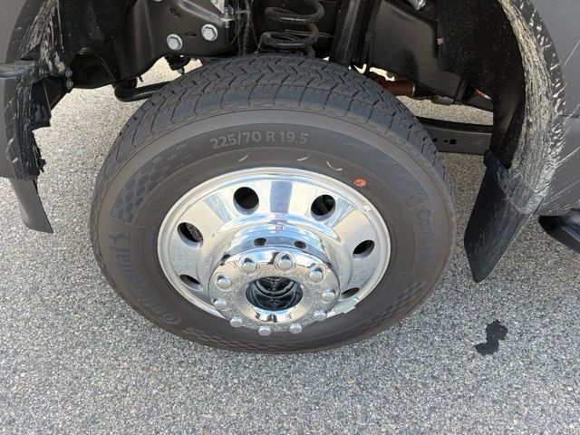 2026 Ford F-550 Super Duty Chassis Cab XLT - Photo 9