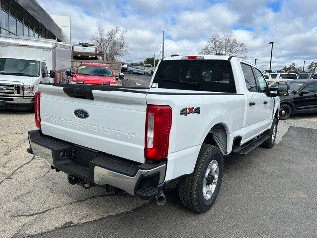 2025 Ford F-350 XLT photo 3