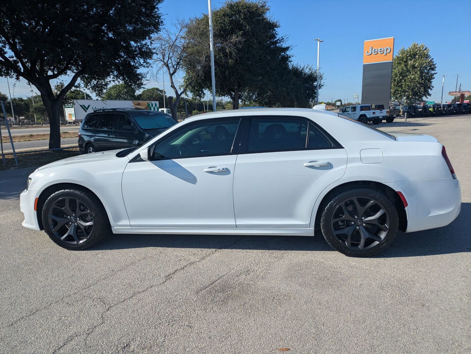 2022 Chrysler 300 Touring L photo 2