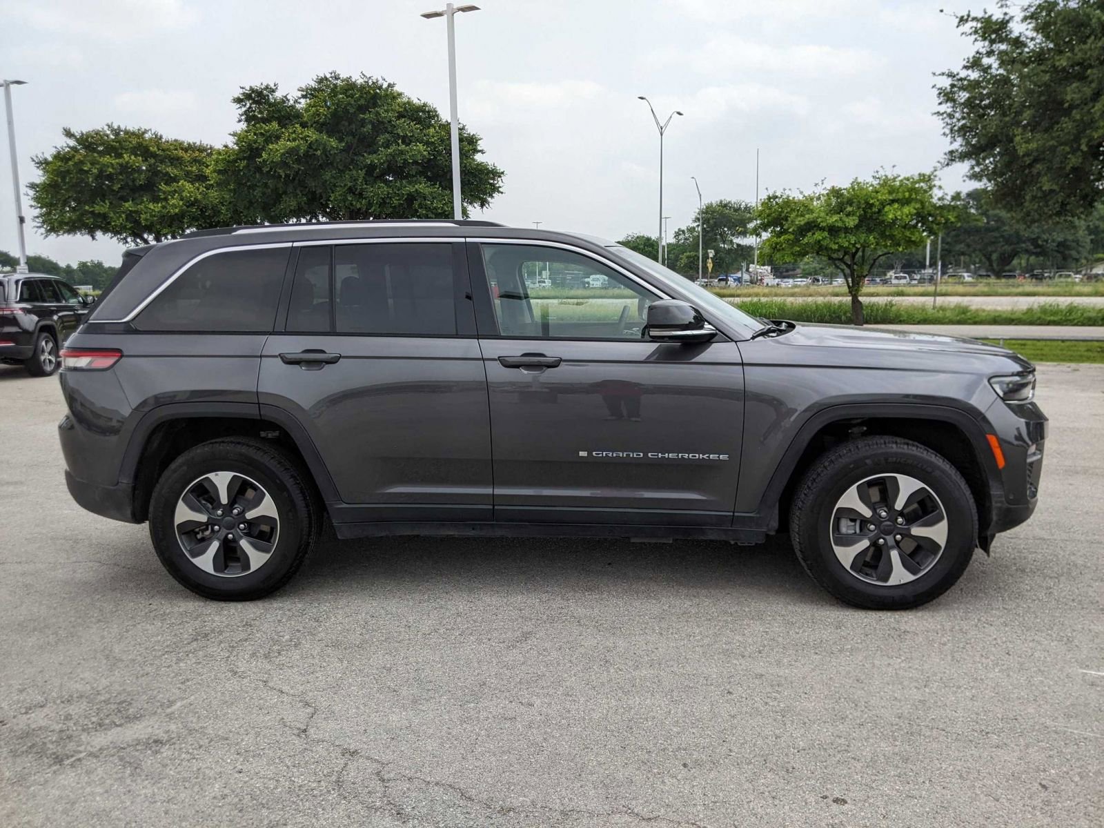 2022 Jeep Cherokee 4xe photo 2
