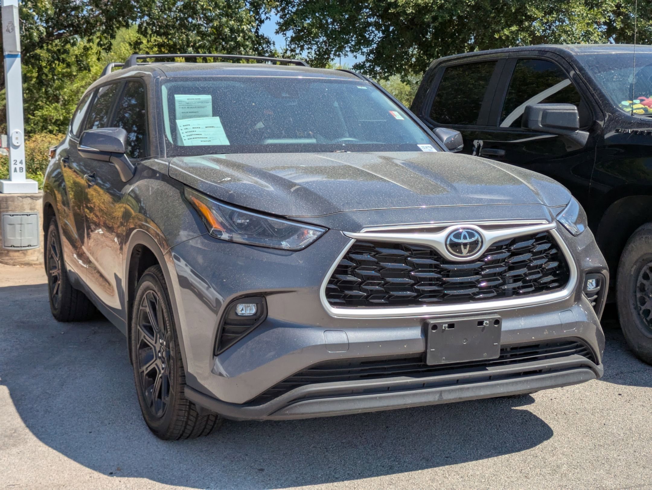 2024 Toyota Highlander LE photo 2