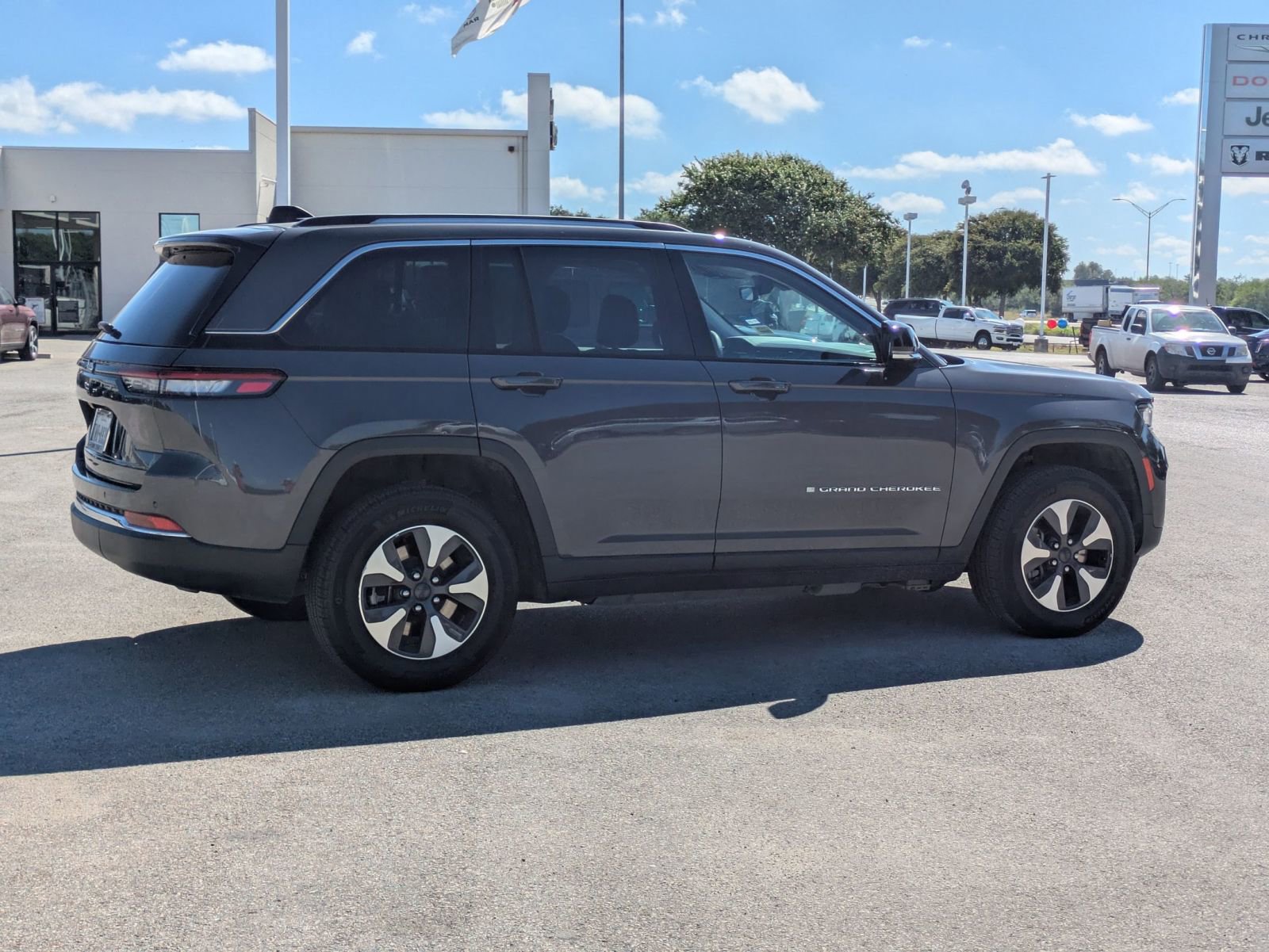 2022 Jeep Cherokee 4xe photo 2