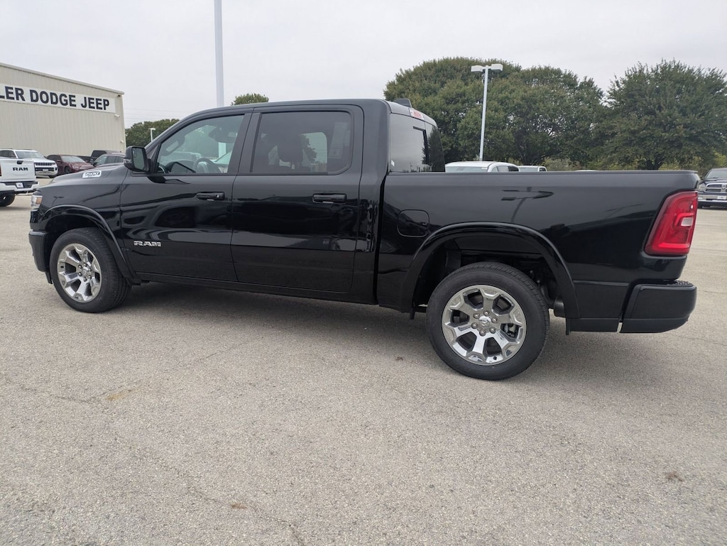 New 2025 Ram 1500 LONE STAR CREW CAB 4X2 5'7 BOX Pickup