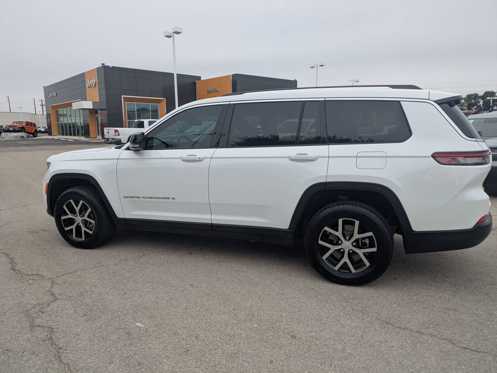 2023 Jeep Grand Cherokee Limited photo 2
