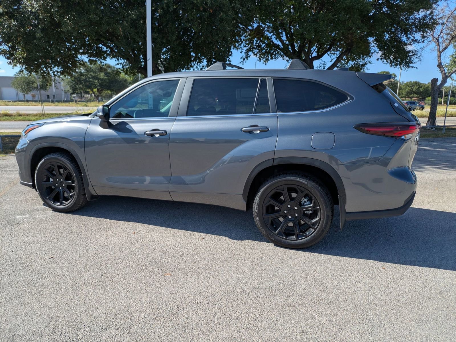 2024 Toyota Highlander LE photo 2