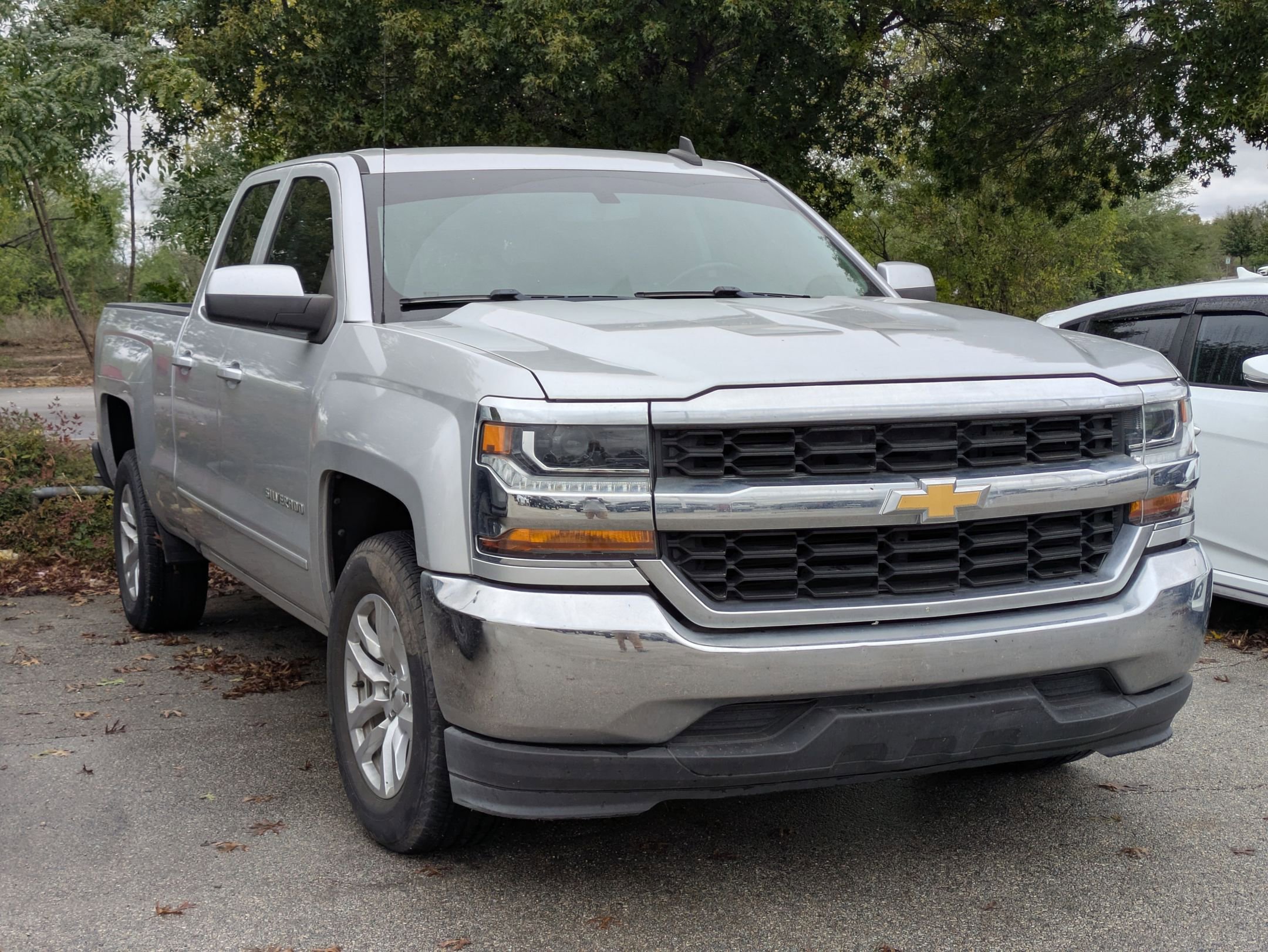 2019 Chevrolet Silverado 1500 LT photo 2