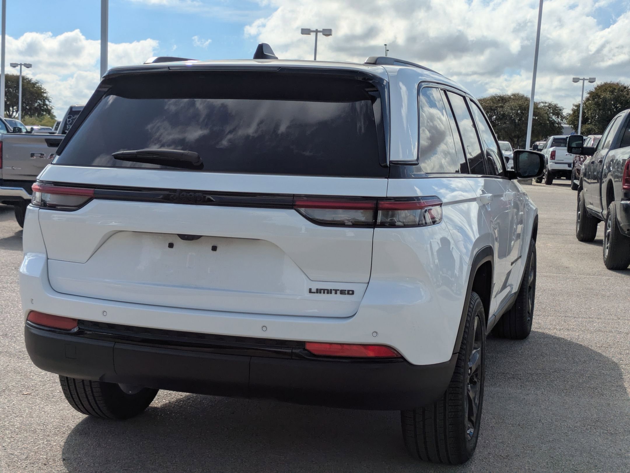 2025 Jeep Grand Cherokee Limited photo 3
