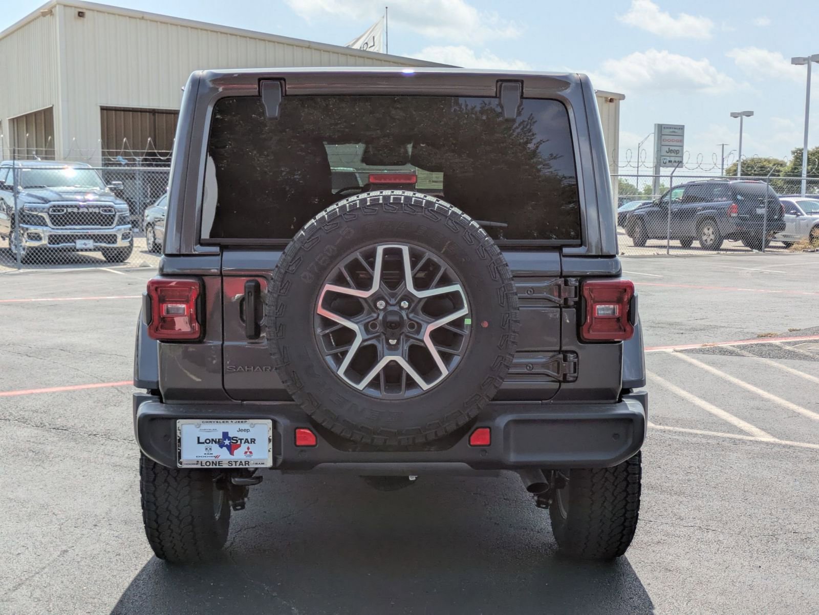 2025 Jeep Wrangler Sahara photo 4