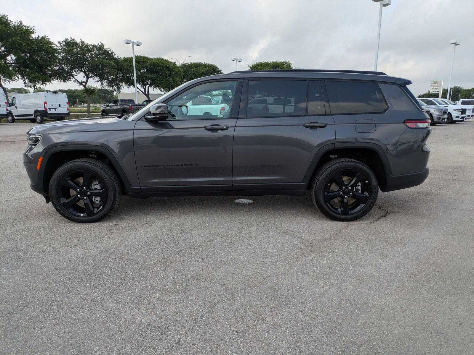 2025 Jeep Grand Cherokee Altitude X photo 2