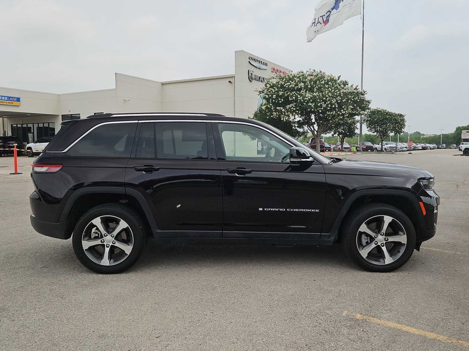 2022 Jeep Grand Cherokee 4xe photo 2