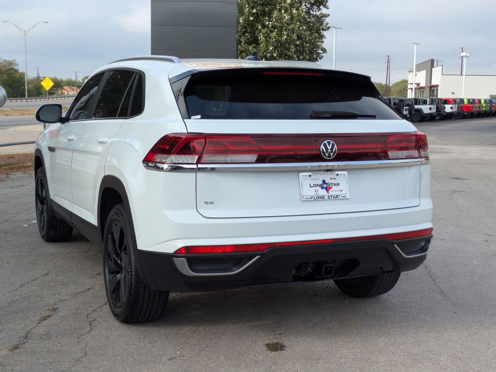 2024 Volkswagen Atlas Cross Sport SE Technology photo 2