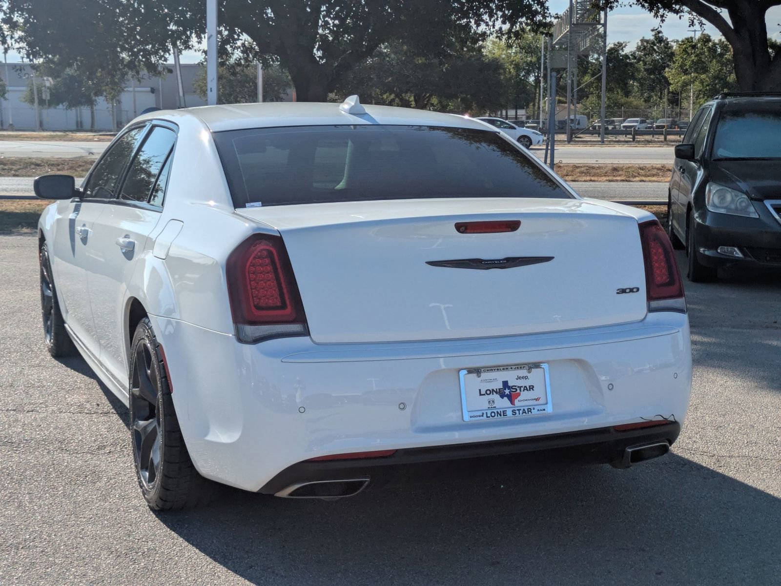 2022 Chrysler 300 Touring L photo 3