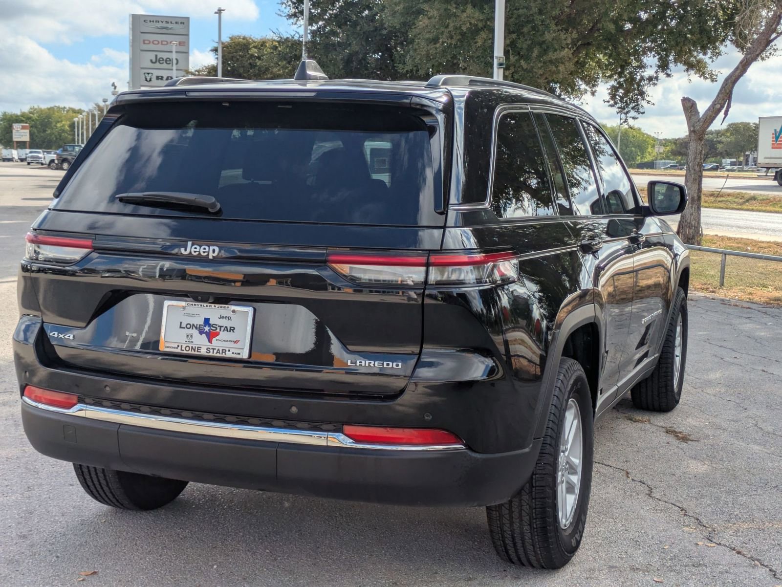 2025 Jeep Grand Cherokee Laredo Altitude photo 4