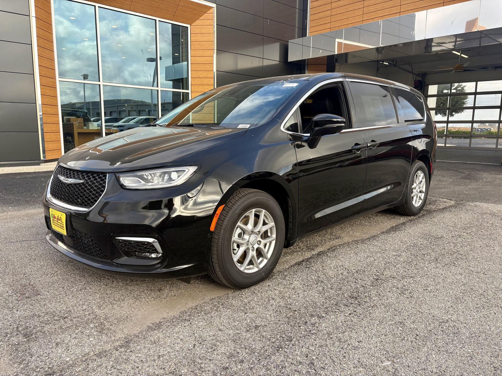 2026 Chrysler Pacifica Select's photo
