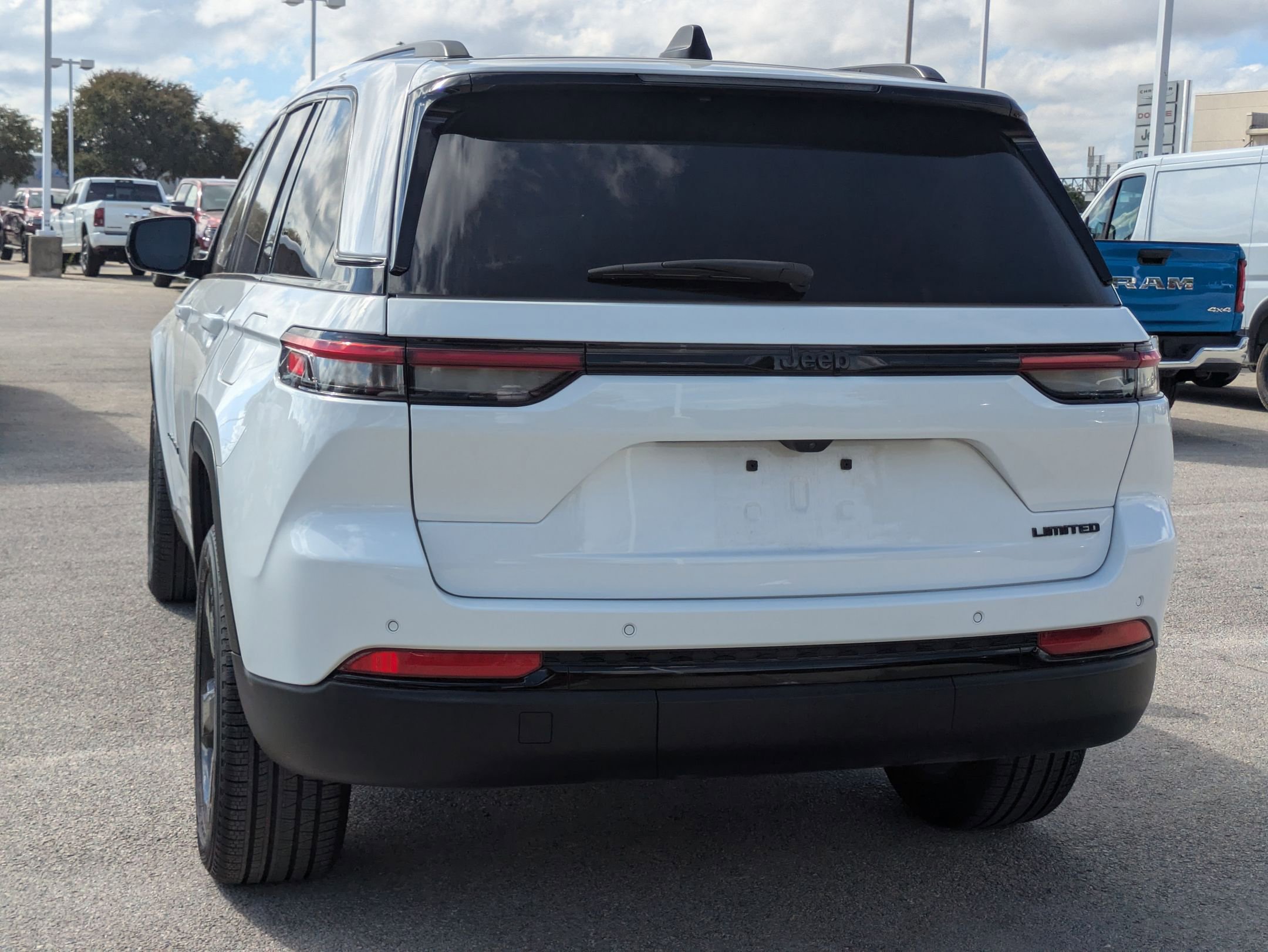 2025 Jeep Grand Cherokee Limited photo 2