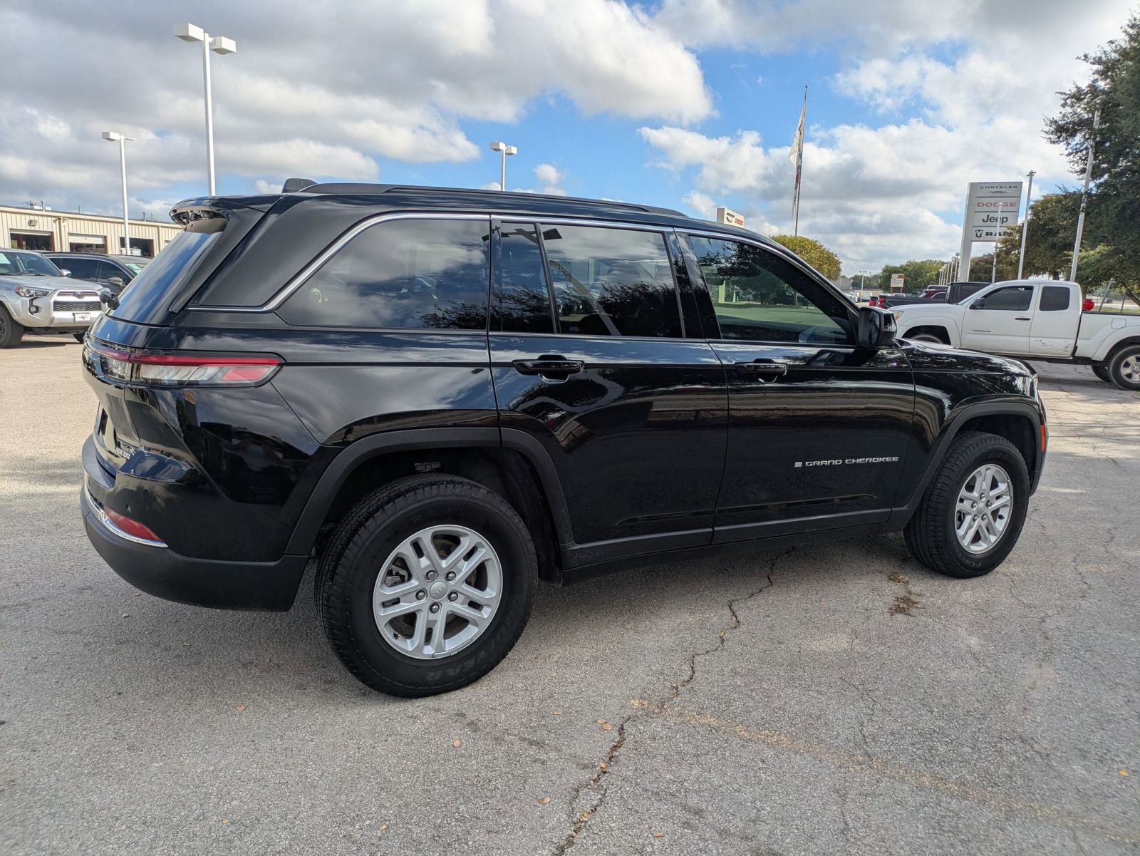 2025 Jeep Grand Cherokee Laredo Altitude photo 3