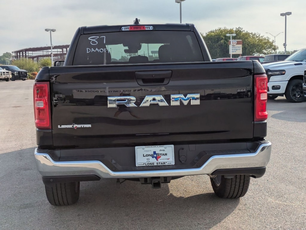 New 2025 Ram 1500 LONE STAR CREW CAB 4X2 5'7 BOX Pickup
