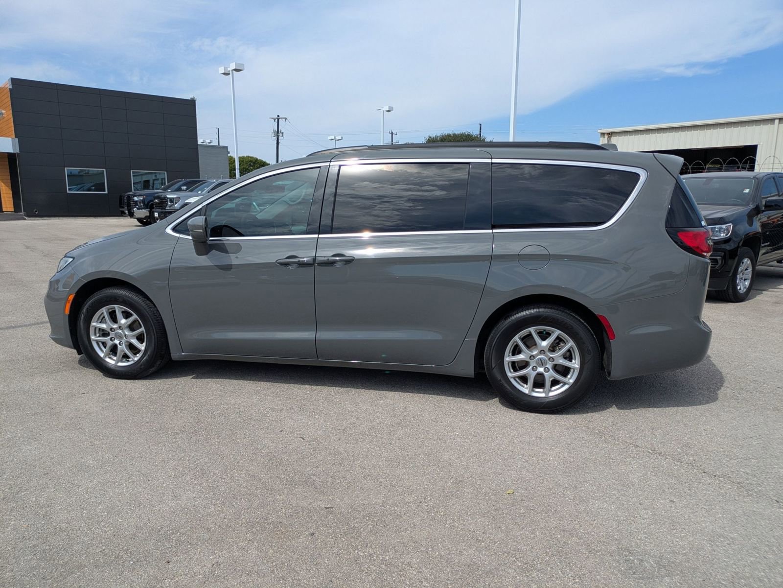 2022 Chrysler Pacifica Touring L photo 2